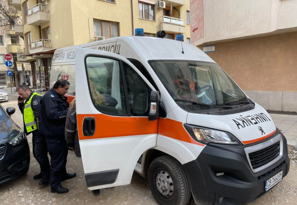 Дупка в новоремонтиран тротоар погълна пловдивчанин СНИМКИ