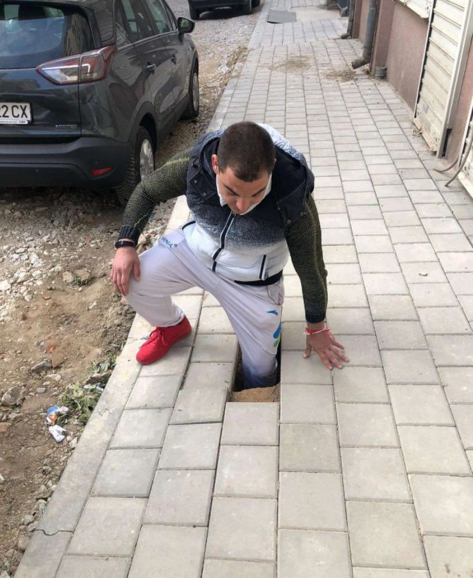 Дупка в новоремонтиран тротоар погълна пловдивчанин СНИМКИ