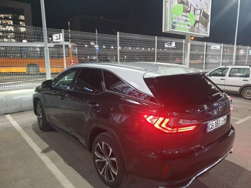 Само в БЛИЦ! Свиха луксозен Lexus пред столичен мол СНИМКИ
