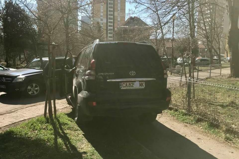 Безумие! Баровец влезе с черния си джип в "Борисовата градина" и стана голяма беля СНИМКИ