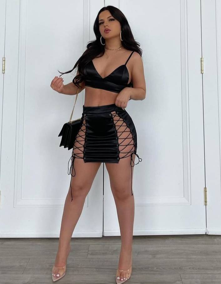 Моделка се разголи безсрамно без бельо СНИМКИ 18+