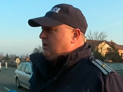Цветя вместо глоби: Полицаи радват жените за 8-ми март ВИДЕО