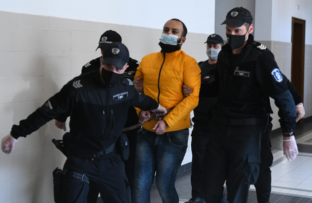 Див екшън в съда с бесния индиец от полета на "Ер Франс" СНИМКИ