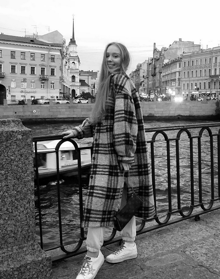 Тайната извънбрачна дъщеря на Путин купонясва за ЧРД 18 в елитен московски клуб ВИДЕО