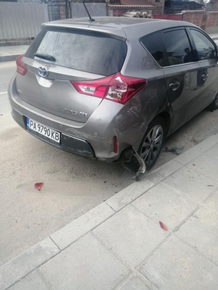Пълен шок в Ракитово! Кон с каруца помете четири паркирани коли, а в едната... СНИМКИ
