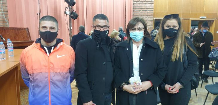 Корнелия Нинова връчи електронни карти на нови членове от Благоевградска област