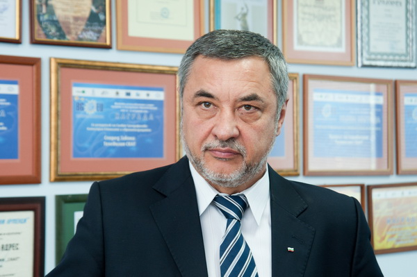 Симеонов алармира: Почти цяла България е в червената зона, незабавно затворете...