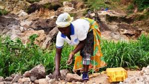 Жена излезе да работи в градината си и се натъкна на зловеща гледка