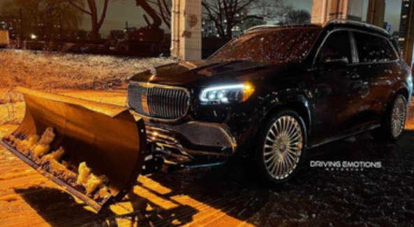 Необичайно: Mercedes-Maybach GLS 600 стана снегорин ВИДЕО