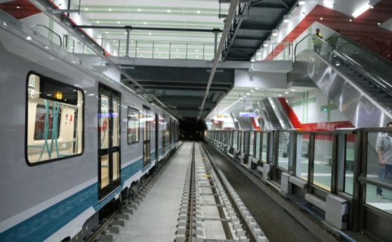 Извънредно в БЛИЦ! Ужас в софийското метро: Мъж се гърчи на пода, а полицаи и лекари...