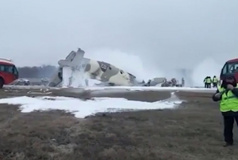 Военен самолет с граничари се разби в Казахстан ВИДЕО