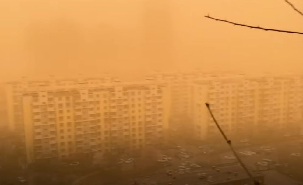 Пекин заприлича на пустиня заради тази напаст ВИДЕО