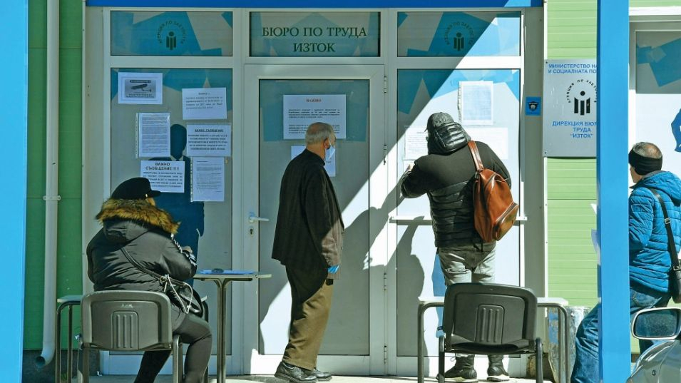111 хиляди души загубиха работата си в кризата