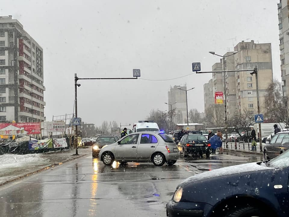 Сигнал до БЛИЦ! Извънредна ситуация в столичния "Люлин", жена лежи на земята ВИДЕО 