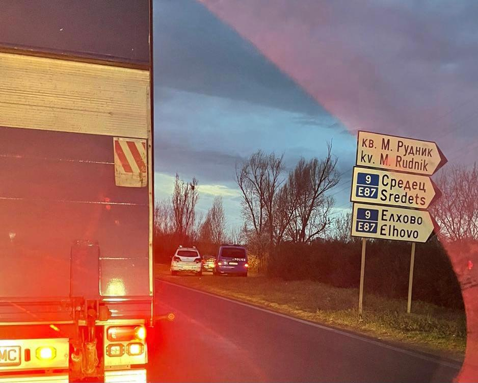 Нещо става на изхода на Бургас към Созопол, криминалисти оглеждат кола в тревата СНИМКА 