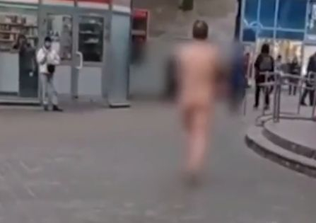 Неадекватен гол мъж ококори жителите на Санкт Петербург ВИДЕО 18+