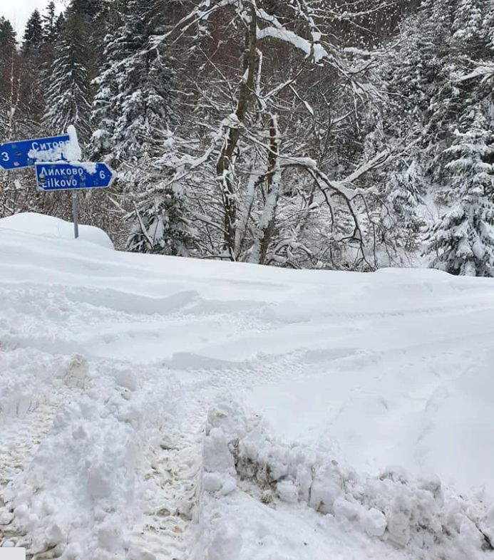 Метър сняг затрупа села в този край на България и не спира да вали СНИМКИ