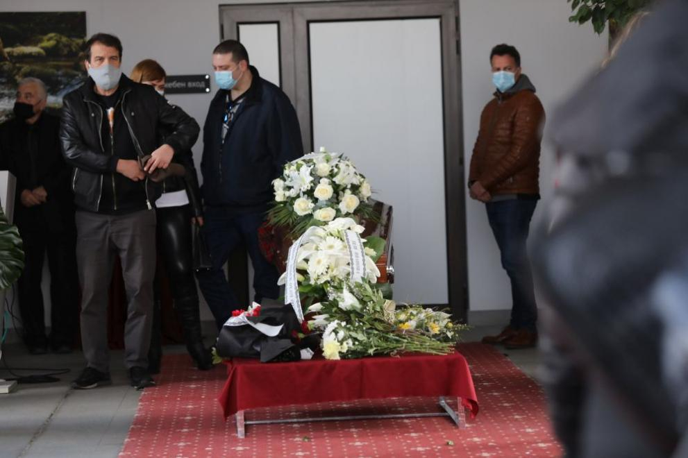 Шоубизнесът потъна в скръб, стотици си взеха последно сбогом с великия Косьо Марков СНИМКИ