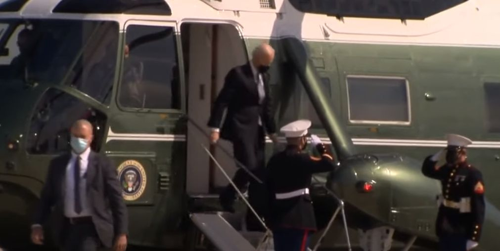 Байдън претърпя зрелищен инцидент на борда на Air Force One ВИДЕО