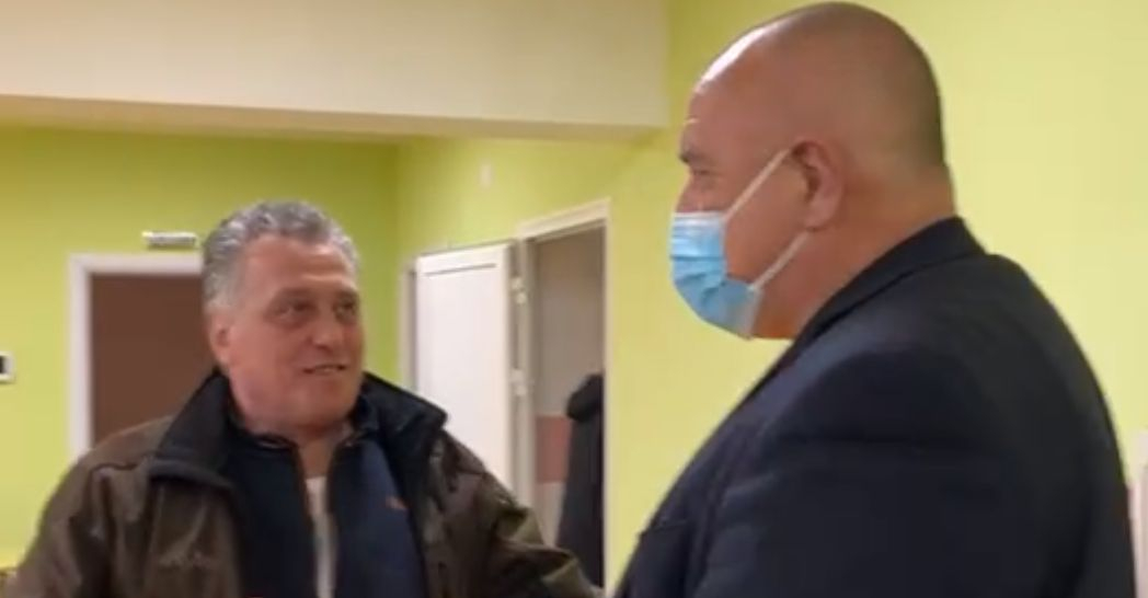 Борисов направи неочакван подарък на млада фенка ВИДЕО