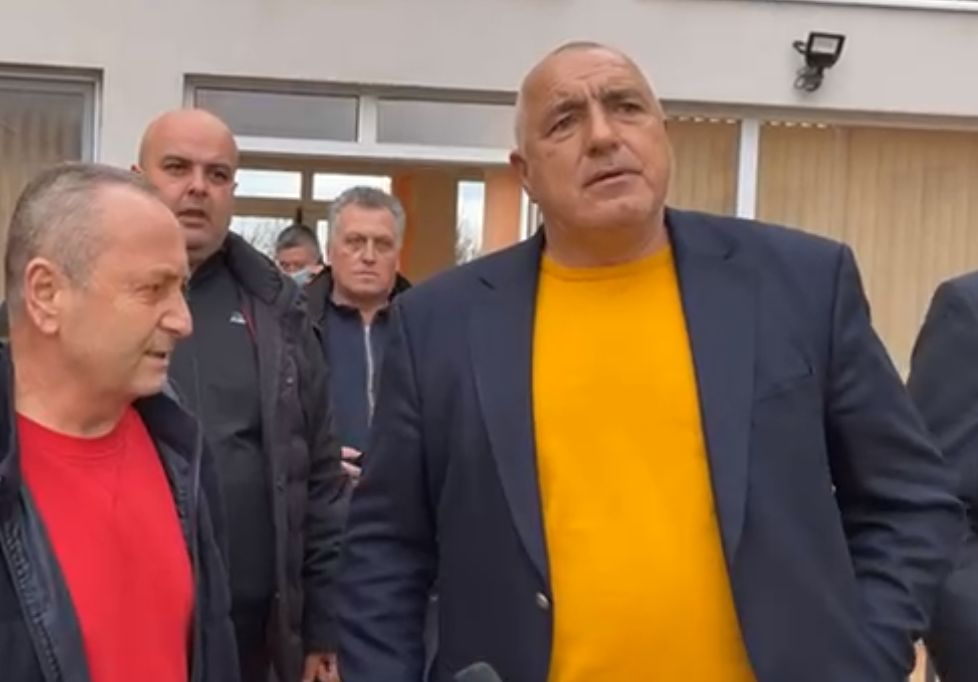 Борисов направи неочакван подарък на млада фенка ВИДЕО