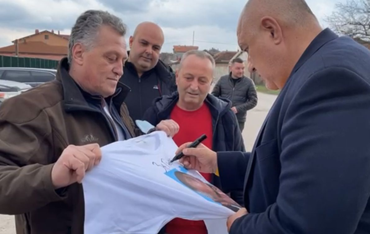 Борисов направи неочакван подарък на млада фенка ВИДЕО