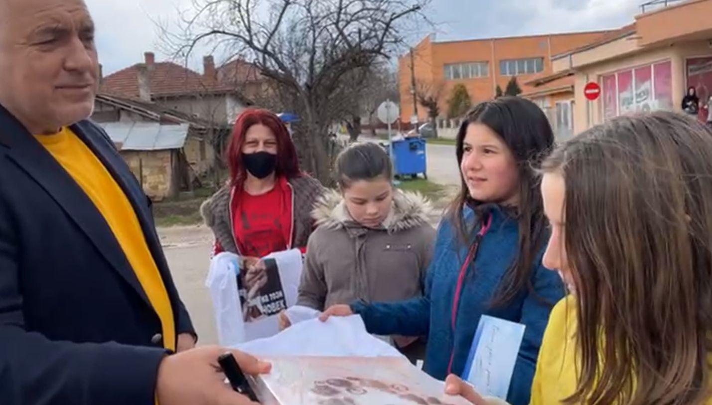 Борисов направи неочакван подарък на млада фенка ВИДЕО
