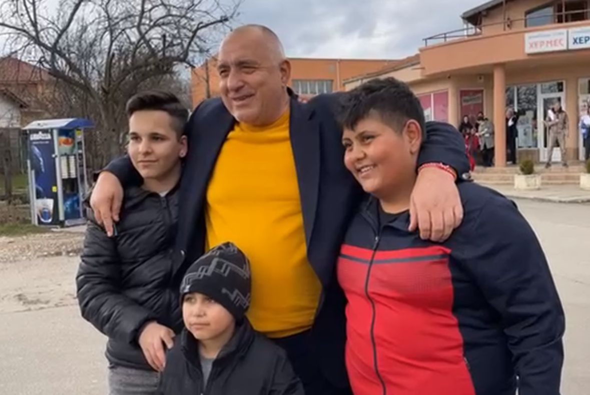 Борисов направи неочакван подарък на млада фенка ВИДЕО