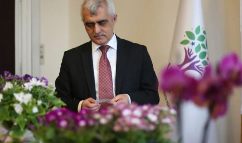 Пълен шок! Арестуваха депутат по пижама в парламента ВИДЕО