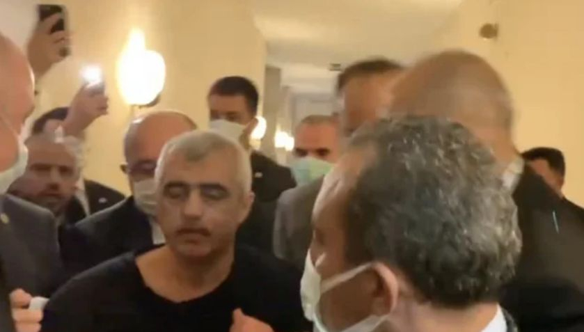 Пълен шок! Арестуваха депутат по пижама в парламента ВИДЕО