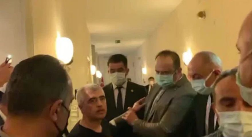 Пълен шок! Арестуваха депутат по пижама в парламента ВИДЕО