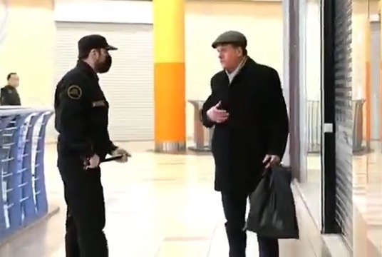 Зрелище: Охранител в мол бързо заставя хора да слагат маски ВИДЕО