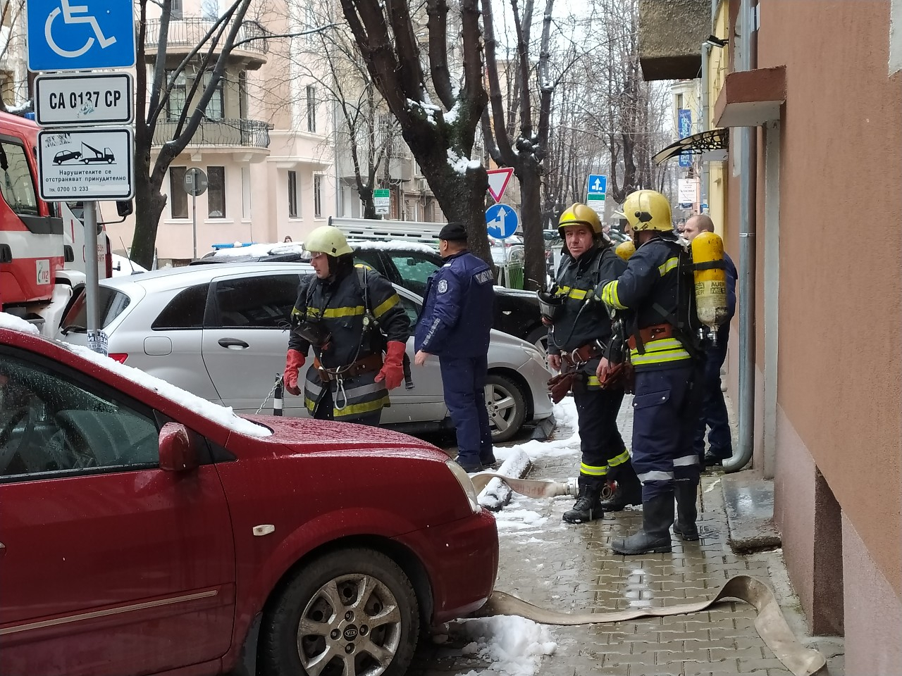 Само в БЛИЦ: Столичен квартал почерня от полицаи и пожарни