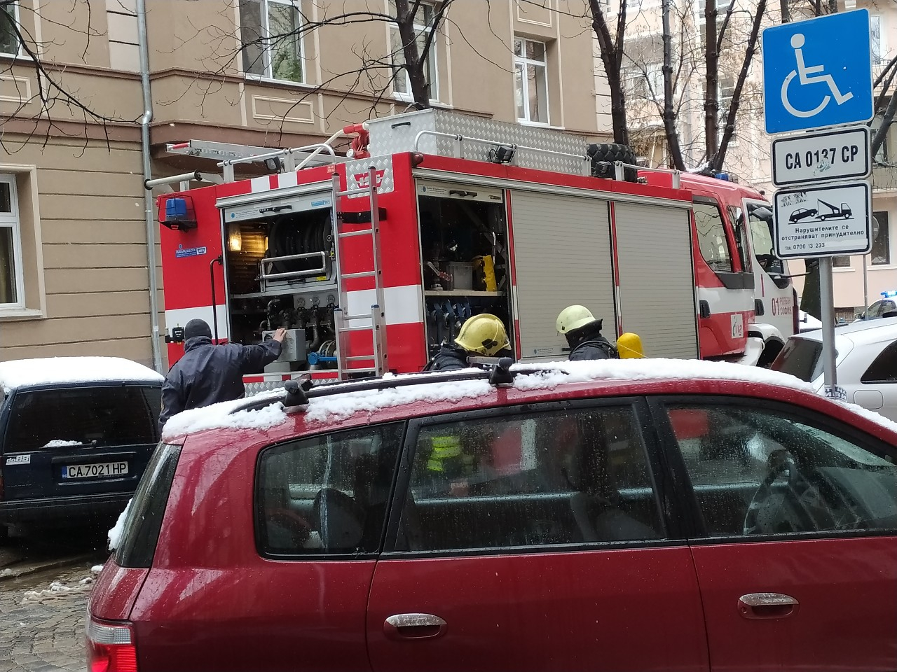 Извънредно! Пожарни, патрулки и линейки обградиха адрес в центъра на София, ето какво се случва БЛИЦ TV