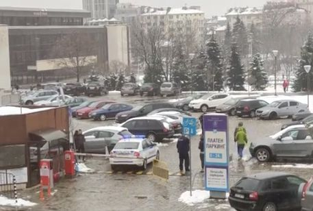 Екшън на пъпа на София заради уреден бой между рапъри, почерня от полиция ВИДЕО