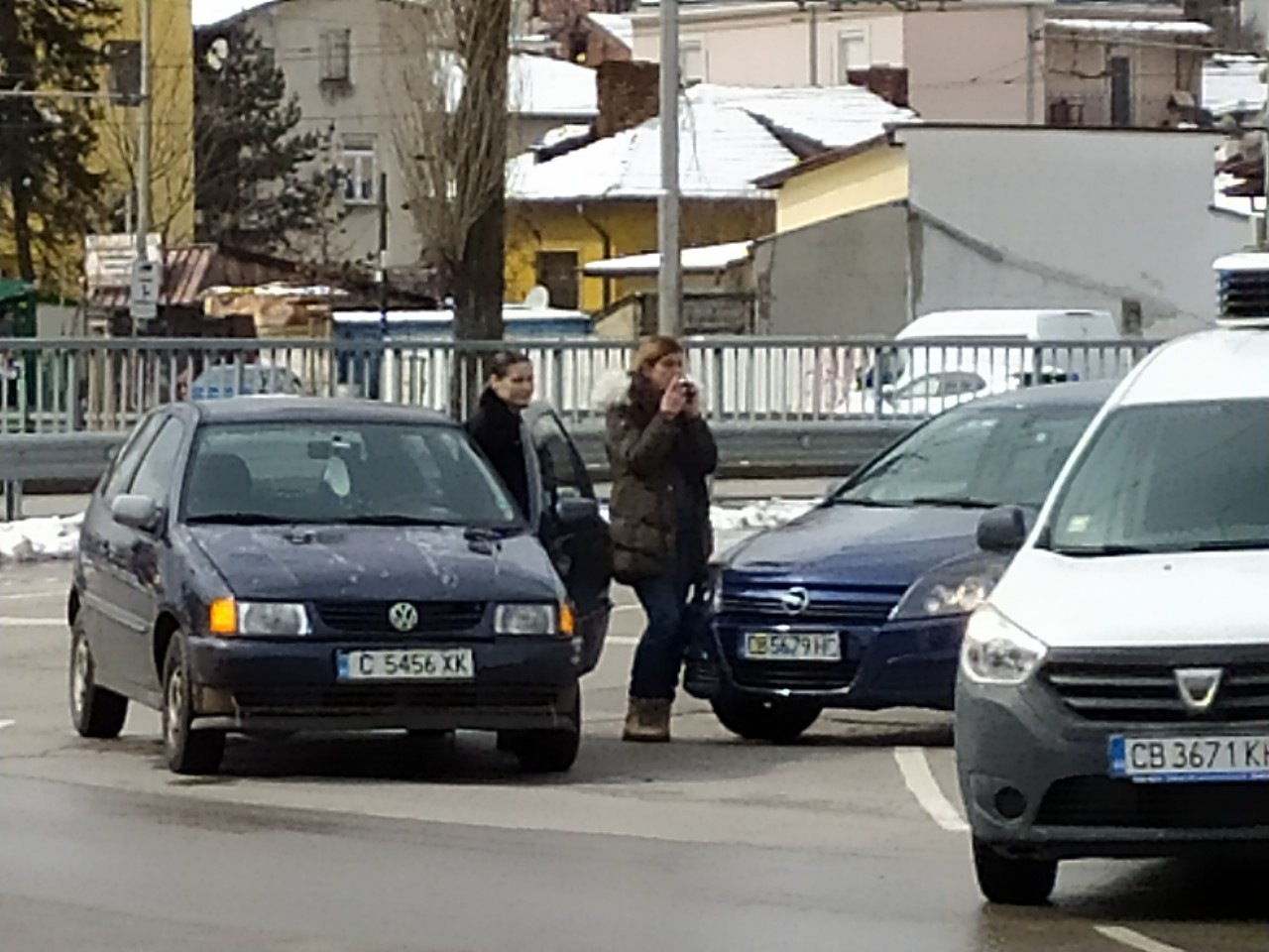 Две шофьорки сътвориха голяма поразия на столичната Сточна гара СНИМКИ