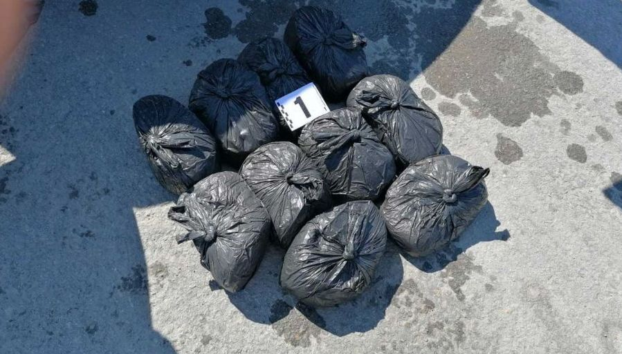 Полицаи спряха миризлив Мерцедес и онемяха, причината е смайваща СНИМКИ