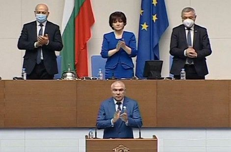 Марешки вдигна парламента на крака в чест на лекари и учители  
