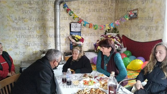 Душата на компанията баба Миропа чукна 100 и разкри тайната си за дълголетие 