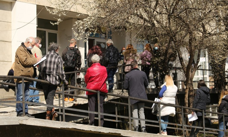 Опашка от мераклии да се боцнат с "АстраЗенека" се изви пред ИСУЛ 