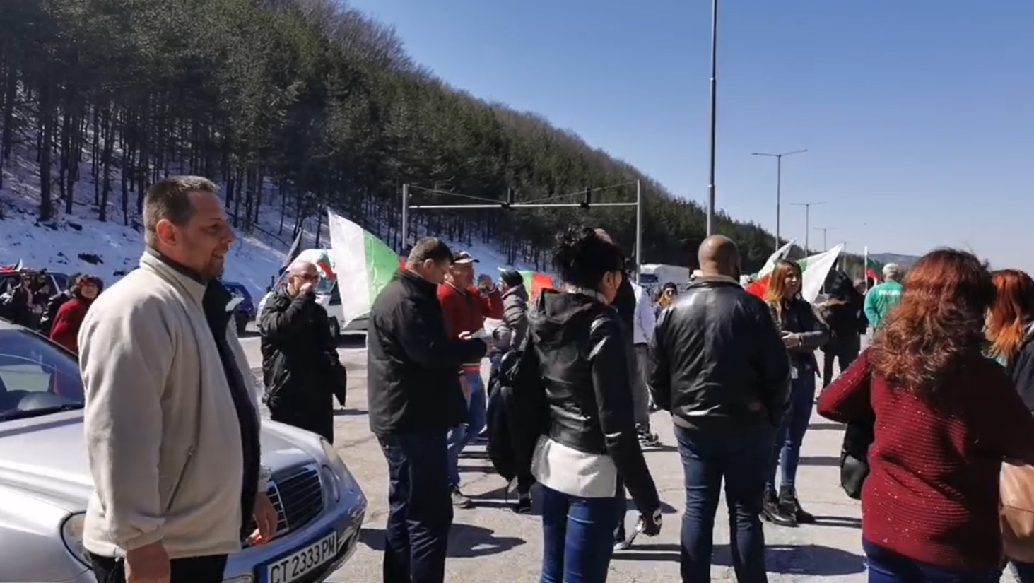 "Системата ни убива", Йоло Денев и поп Дионисий с опит да блокират Борисов на "Тракия" НА ЖИВО