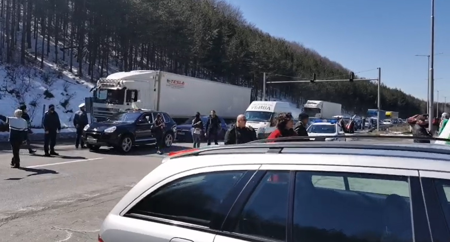 "Системата ни убива", Йоло Денев и поп Дионисий с опит да блокират Борисов на "Тракия" НА ЖИВО