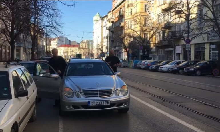 Протестърът отец Дионисий спипан в безобразно нарушение насред София ВИДЕО