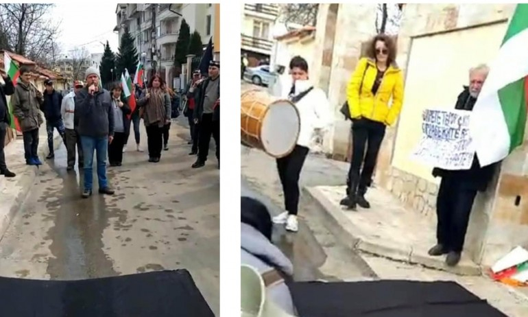 "Системата ни убива", Йоло Денев и поп Дионисий с грозна провокация пред дома на Борисов СНИМКИ