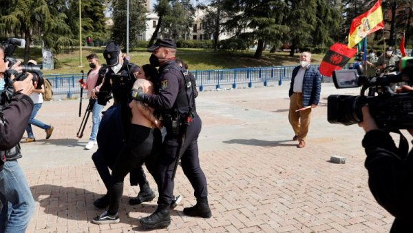 Зрелищен гол протест на ФЕМЕН в Испания СНИМКИ 18+