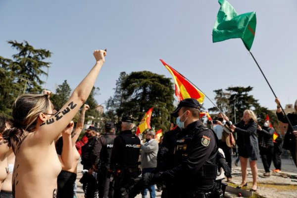 Зрелищен гол протест на ФЕМЕН в Испания СНИМКИ 18+