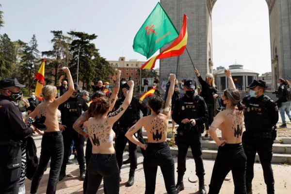 Зрелищен гол протест на ФЕМЕН в Испания СНИМКИ 18+
