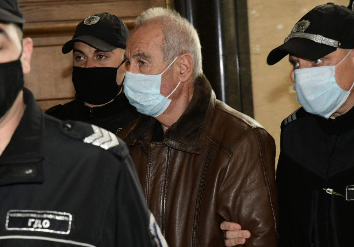 Първи СНИМКИ на "резидента" от шпионския скандал в съда, решава се съдбата му