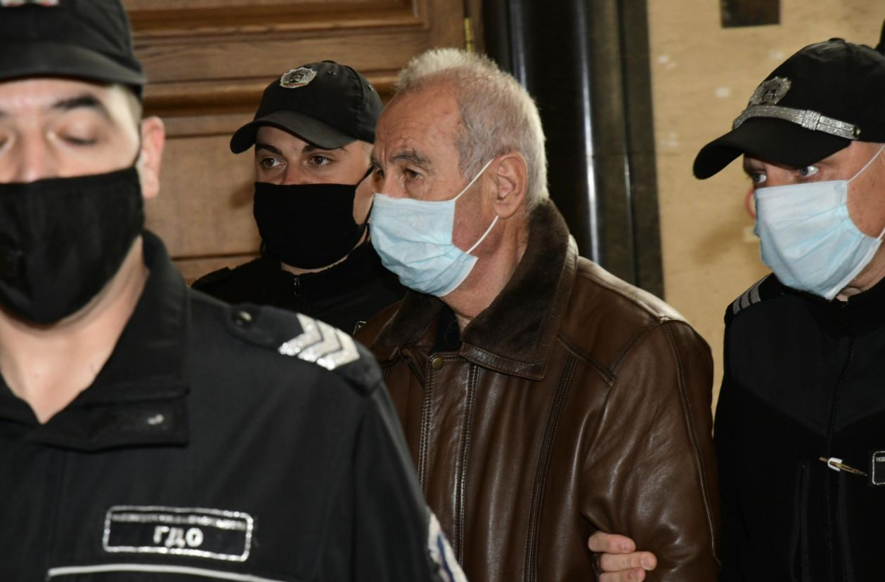 Първи СНИМКИ на "резидента" от шпионския скандал в съда, решава се съдбата му