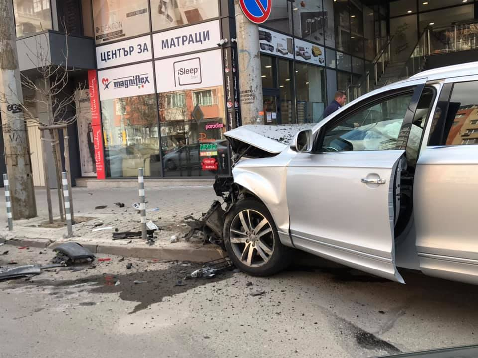 Извънредно в БЛИЦ! Адско меле с три джипа в центъра на София СНИМКИ